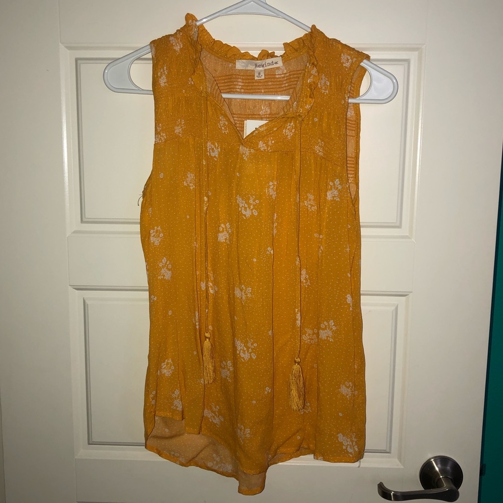 Juniors/women’s gold and white floral top